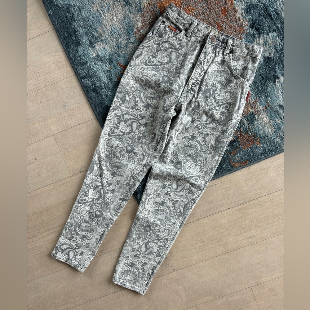 High-Rise Women's Paisley Print Jeans in Gray